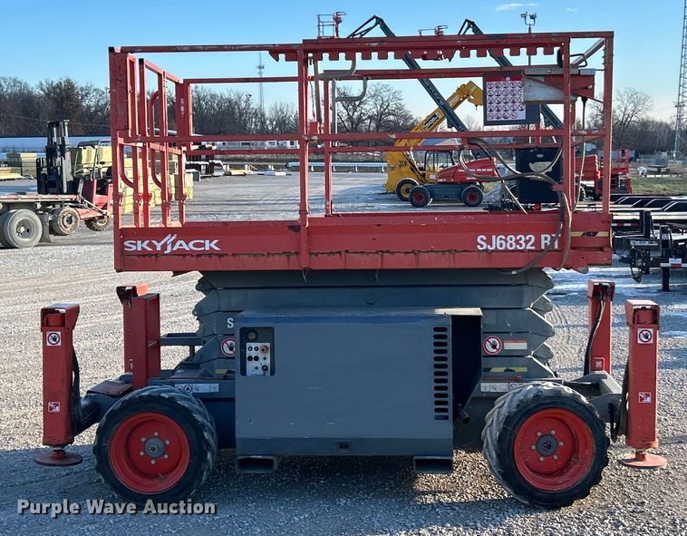image for item ET6766 2013 Skyjack SJ 6832RT scissor lift