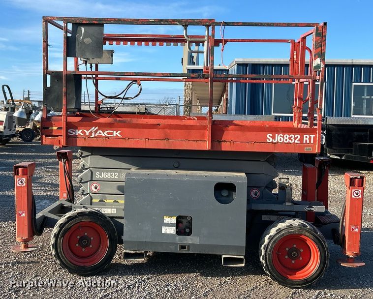 image for item ET6766 2013 Skyjack SJ 6832RT scissor lift