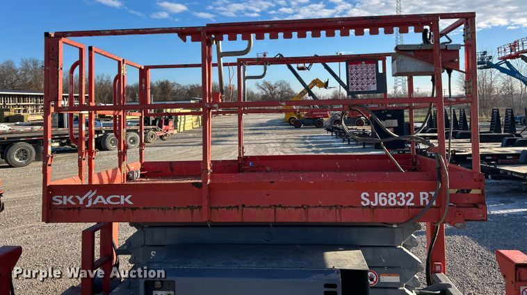 image for item ET6766 2013 Skyjack SJ 6832RT scissor lift