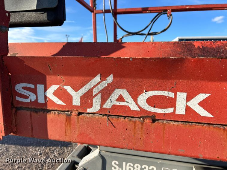 image for item ET6766 2013 Skyjack SJ 6832RT scissor lift