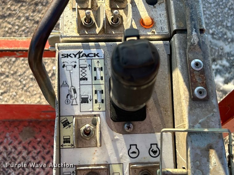 image for item ET6766 2013 Skyjack SJ 6832RT scissor lift