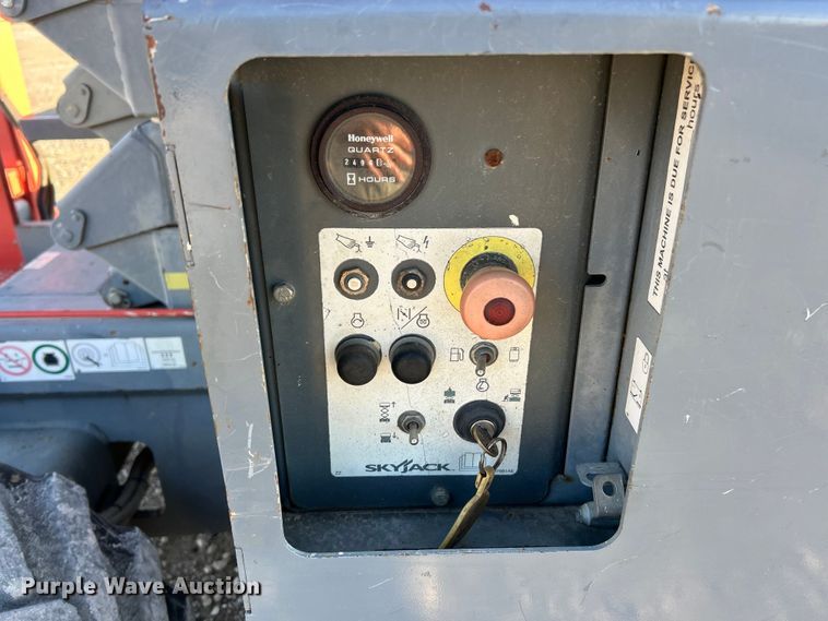 image for item ET6766 2013 Skyjack SJ 6832RT scissor lift