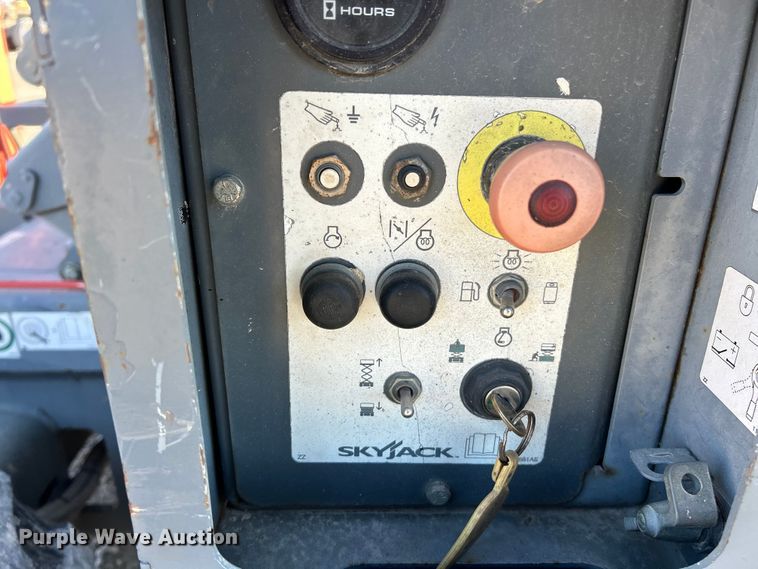 image for item ET6766 2013 Skyjack SJ 6832RT scissor lift