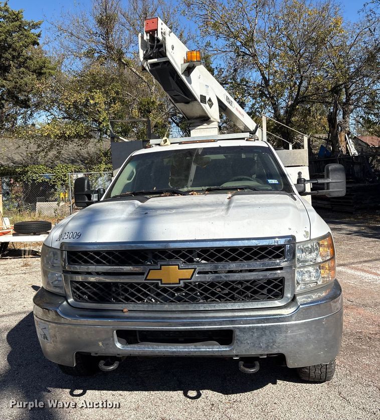 image for item ET7315 2012 Chevrolet Silverado 3500HD bucket truck