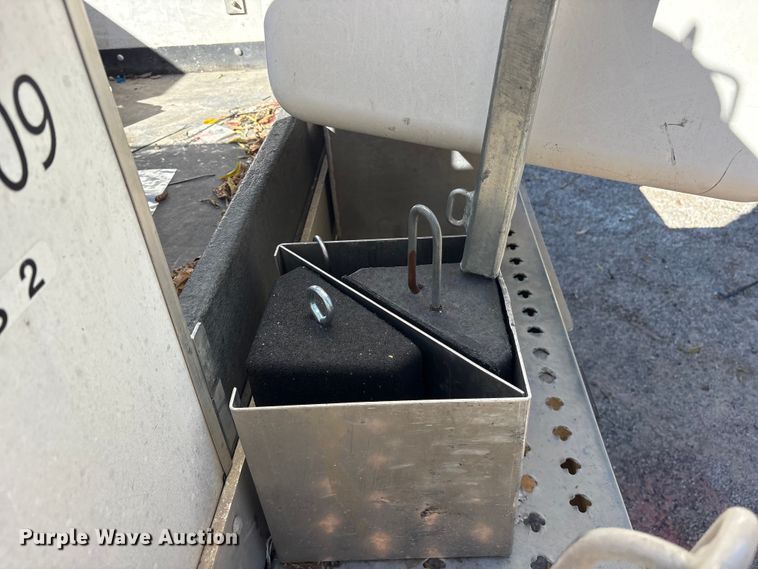 image for item ET7315 2012 Chevrolet Silverado 3500HD bucket truck