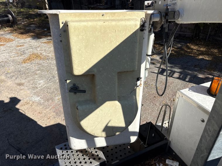 image for item ET7315 2012 Chevrolet Silverado 3500HD bucket truck