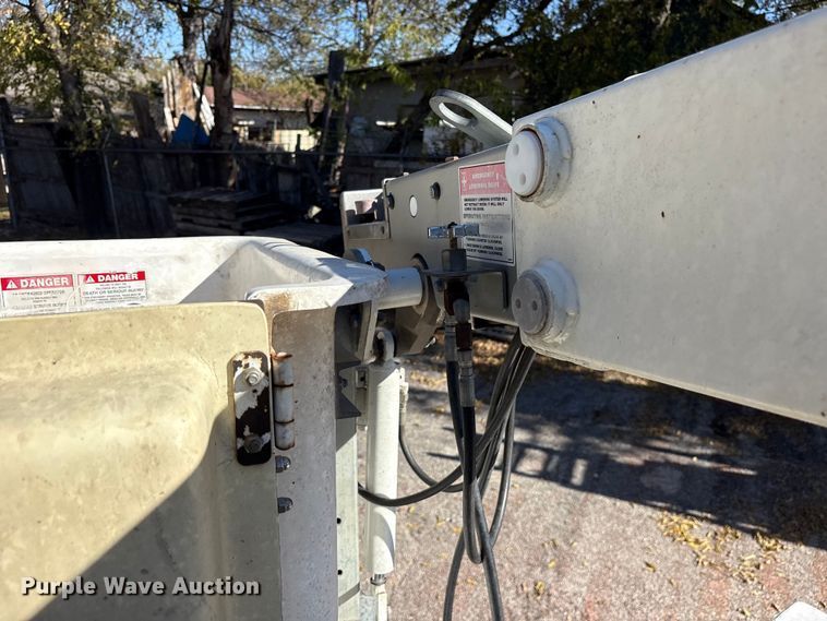 image for item ET7315 2012 Chevrolet Silverado 3500HD bucket truck