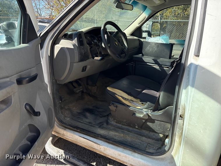 image for item ET7315 2012 Chevrolet Silverado 3500HD bucket truck