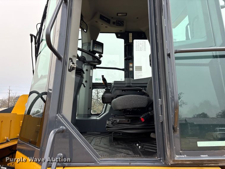 image for item ET7351 2021 John Deere 524P wheel loader