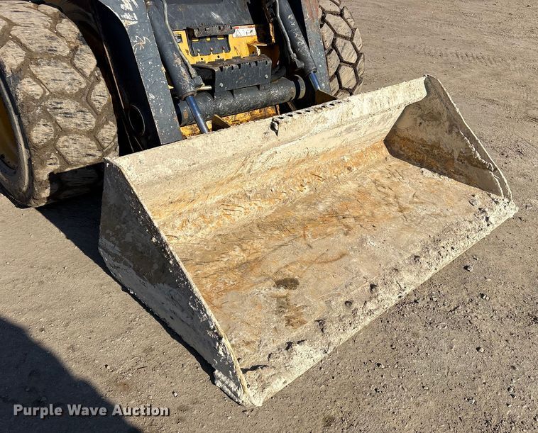 image for item ET7396 2014 John Deere 327E Skid steer