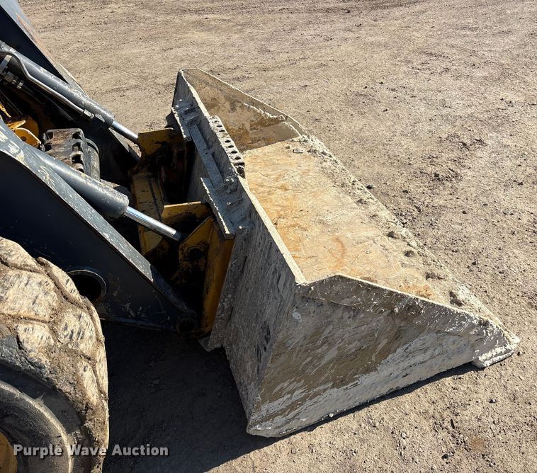 image for item ET7396 2014 John Deere 327E Skid steer