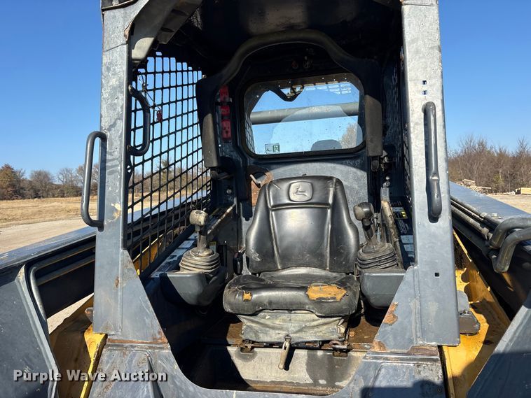 image for item ET7396 2014 John Deere 327E Skid steer