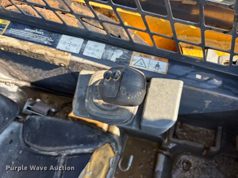 image for item ET7396 2014 John Deere 327E Skid steer