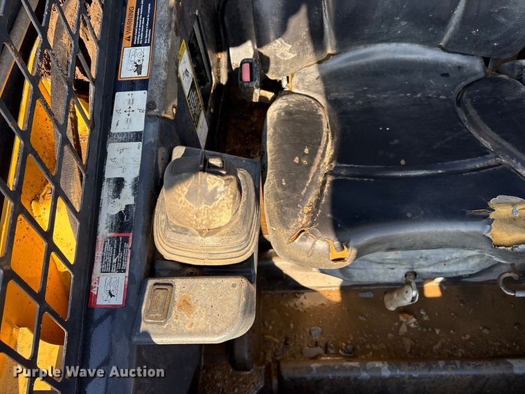 image for item ET7396 2014 John Deere 327E Skid steer