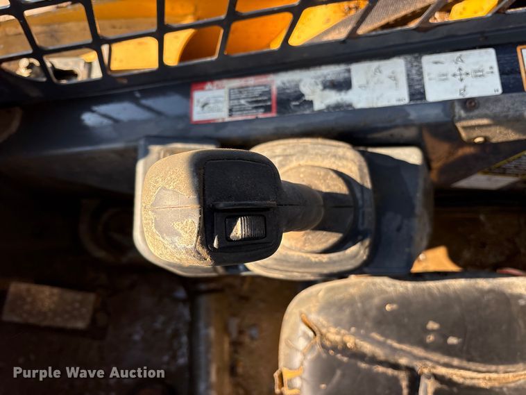 image for item ET7396 2014 John Deere 327E Skid steer