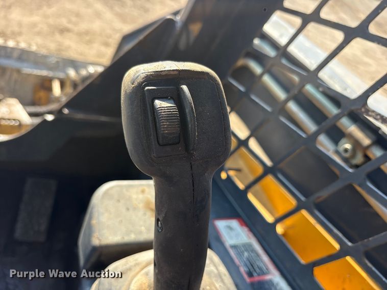 image for item ET7396 2014 John Deere 327E Skid steer