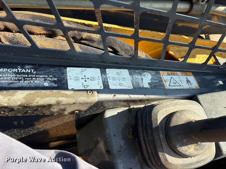 image for item ET7396 2014 John Deere 327E Skid steer