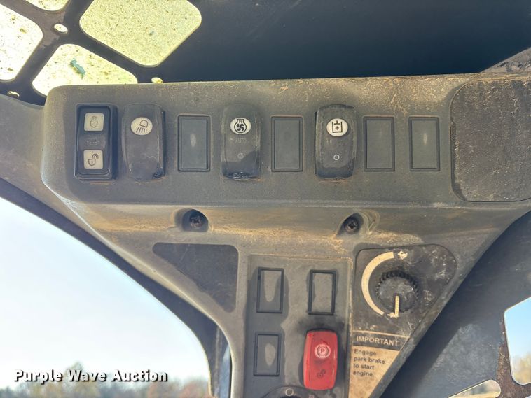 image for item ET7396 2014 John Deere 327E Skid steer