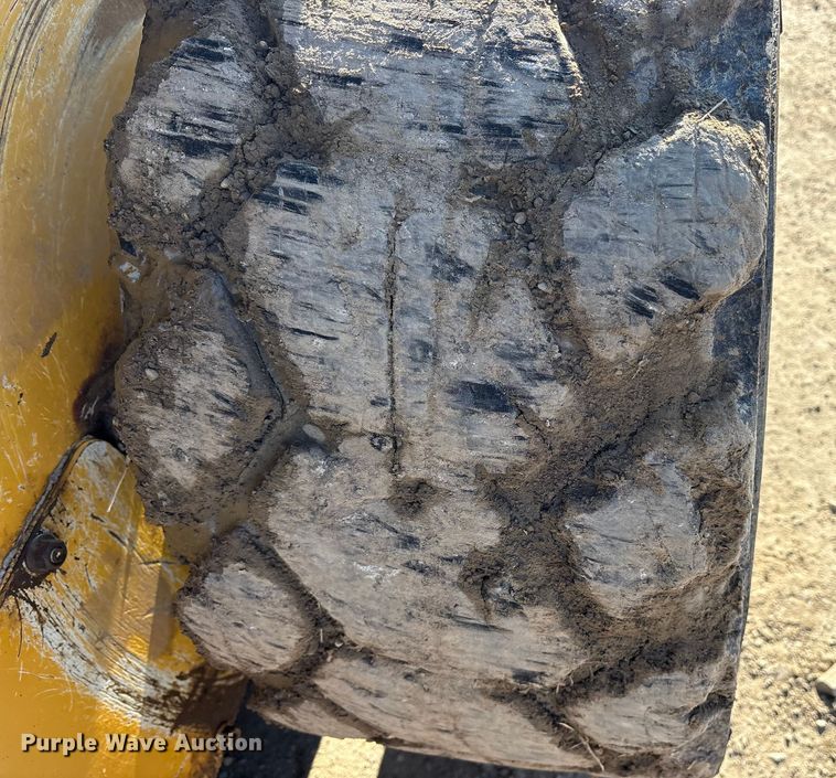 image for item ET7396 2014 John Deere 327E Skid steer