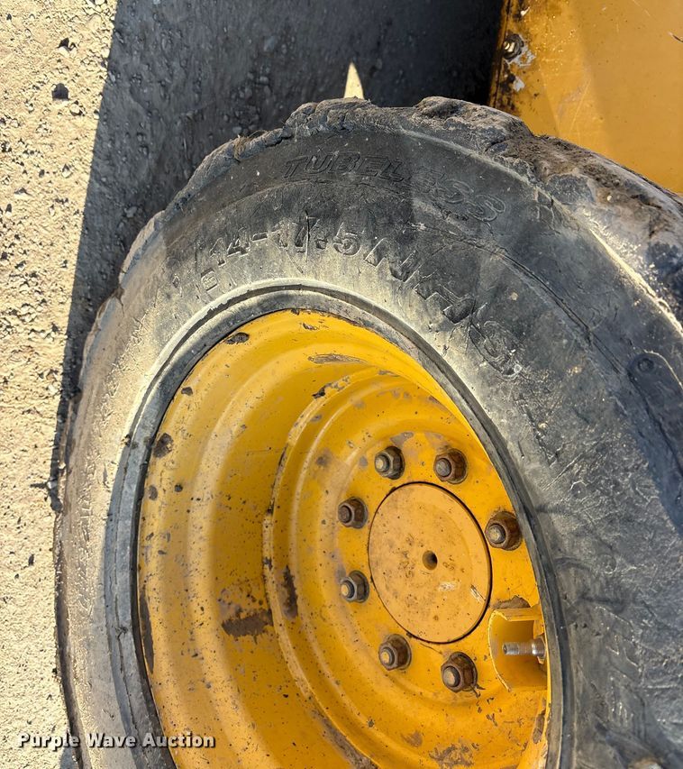 image for item ET7396 2014 John Deere 327E Skid steer