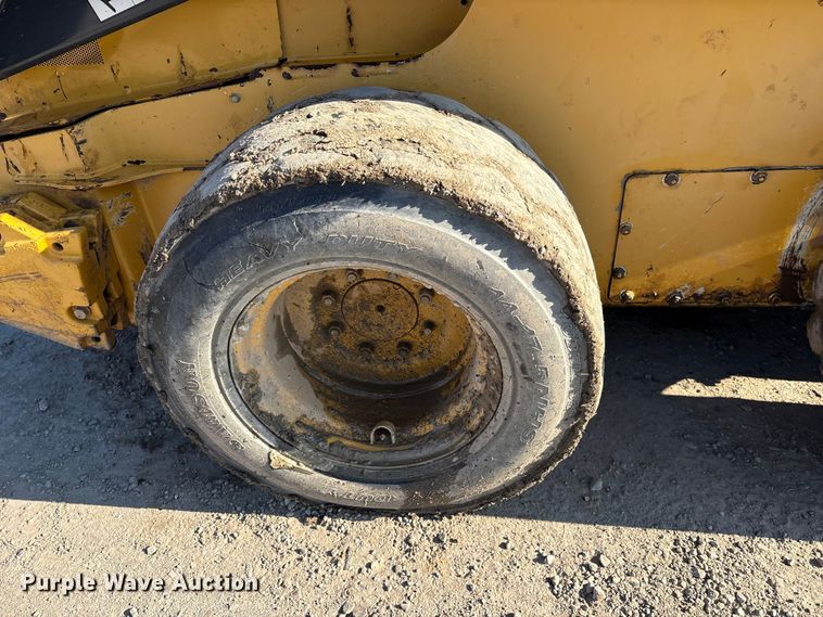 image for item ET7396 2014 John Deere 327E Skid steer