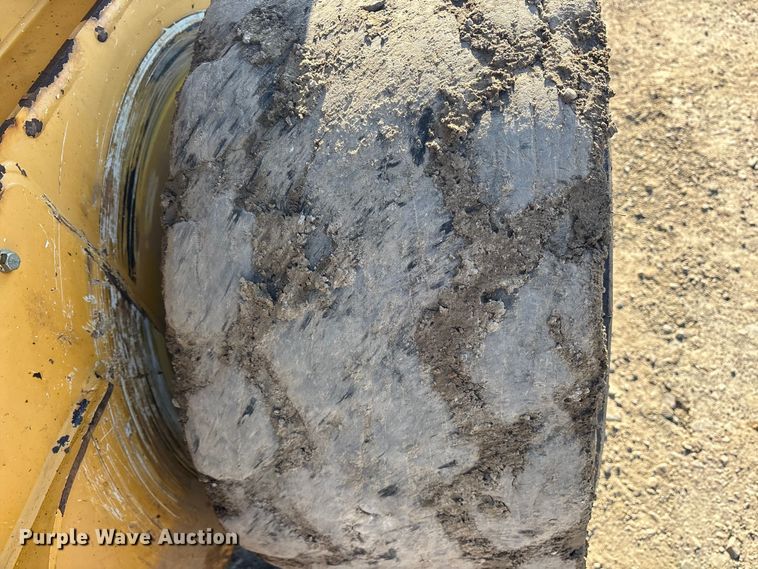 image for item ET7396 2014 John Deere 327E Skid steer