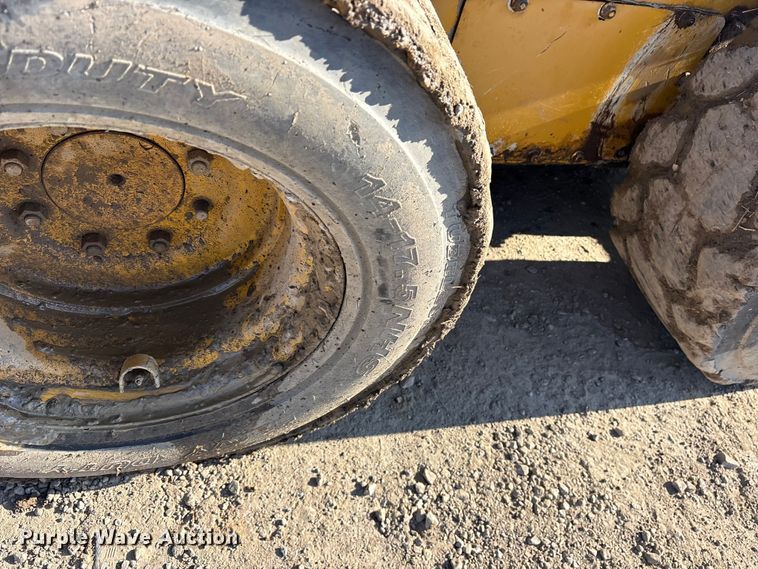 image for item ET7396 2014 John Deere 327E Skid steer