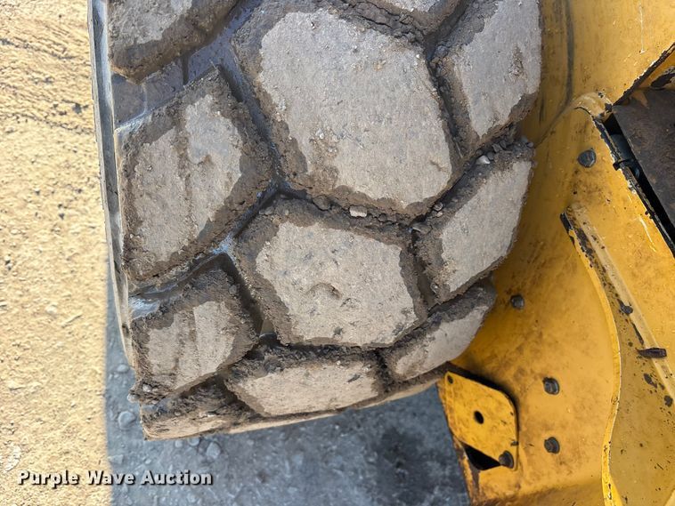 image for item ET7396 2014 John Deere 327E Skid steer