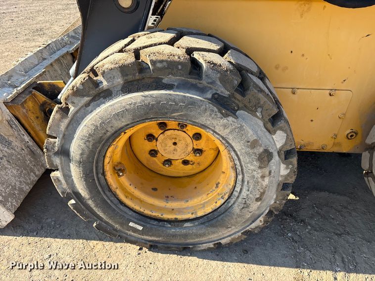 image for item ET7396 2014 John Deere 327E Skid steer