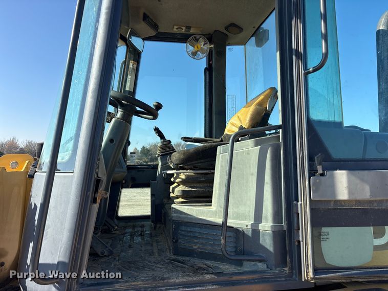 image for item ET7397 2017 John Deere 324K wheel loader