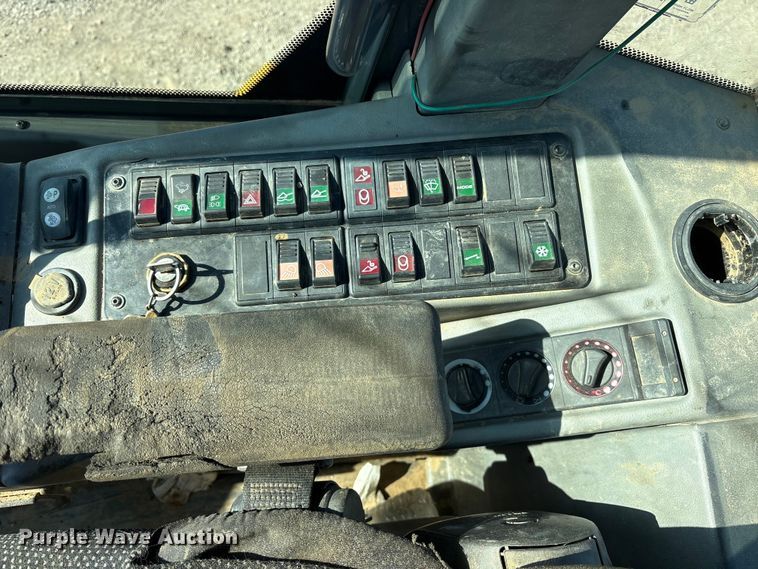 image for item ET7397 2017 John Deere 324K wheel loader