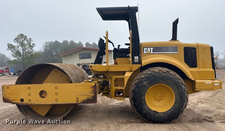 image for item ET7403 2001 Caterpillar CS-563D single drum vibratory roller