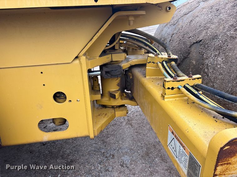 image for item ET7403 2001 Caterpillar CS-563D single drum vibratory roller