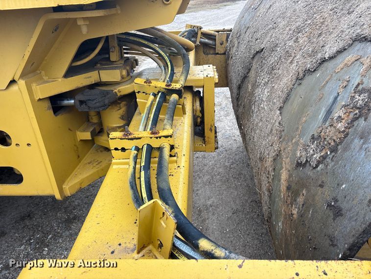 image for item ET7403 2001 Caterpillar CS-563D single drum vibratory roller