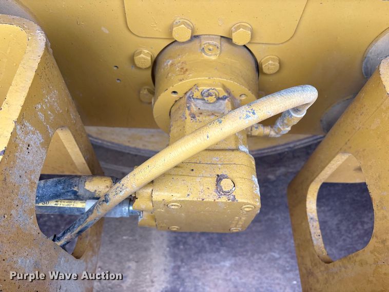 image for item ET7403 2001 Caterpillar CS-563D single drum vibratory roller