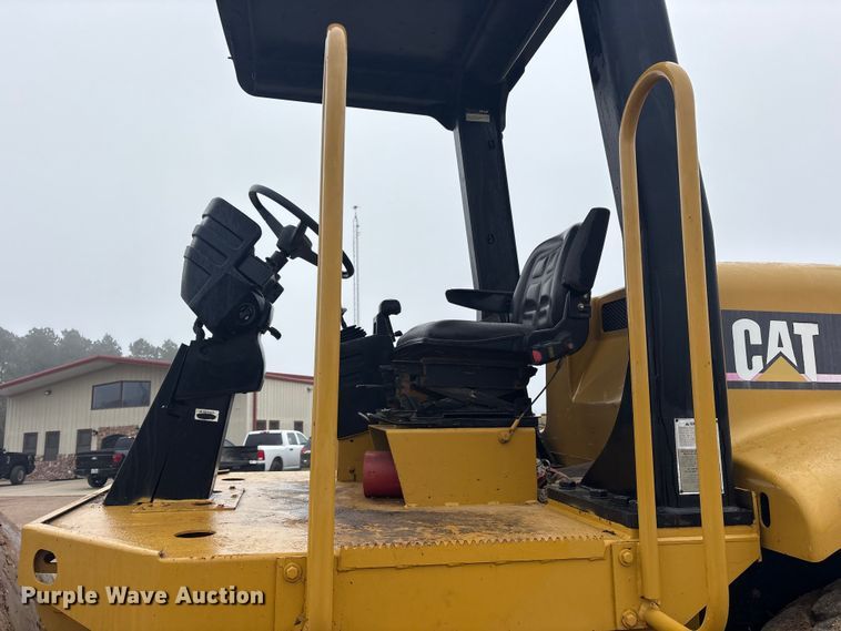 image for item ET7403 2001 Caterpillar CS-563D single drum vibratory roller