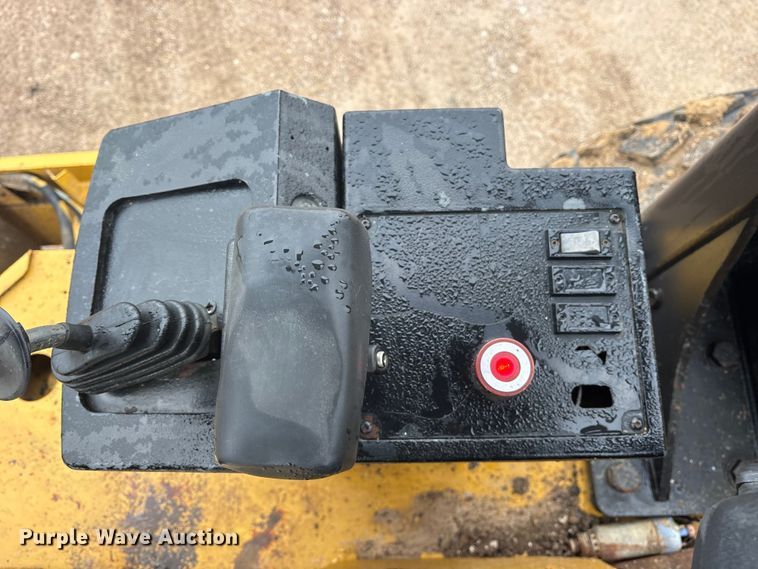 image for item ET7403 2001 Caterpillar CS-563D single drum vibratory roller