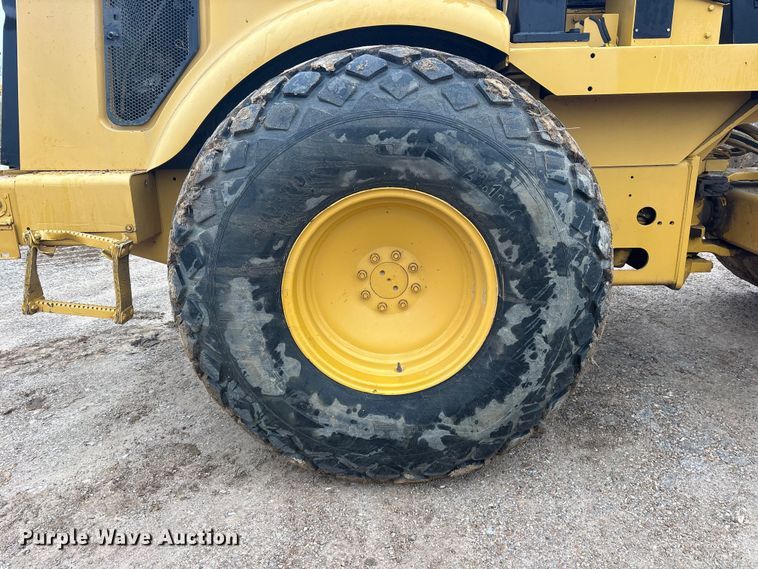 image for item ET7403 2001 Caterpillar CS-563D single drum vibratory roller