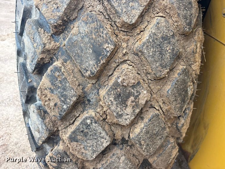 image for item ET7403 2001 Caterpillar CS-563D single drum vibratory roller