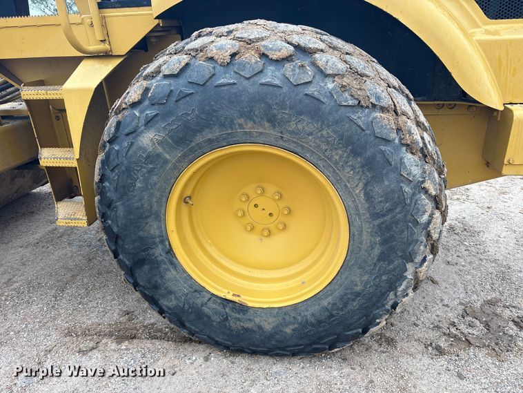 image for item ET7403 2001 Caterpillar CS-563D single drum vibratory roller