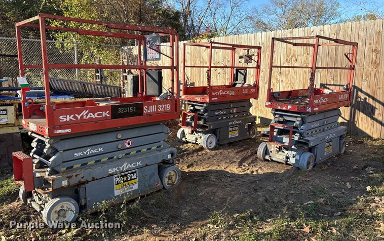 image for item ET7439 (3) Skyjack SJIII 3219 scissor lifts