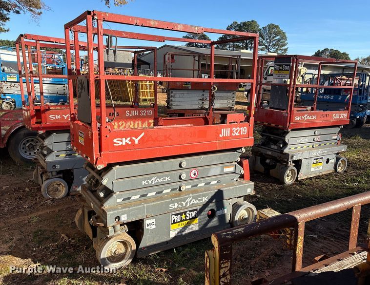 image for item ET7439 (3) Skyjack SJIII 3219 scissor lifts