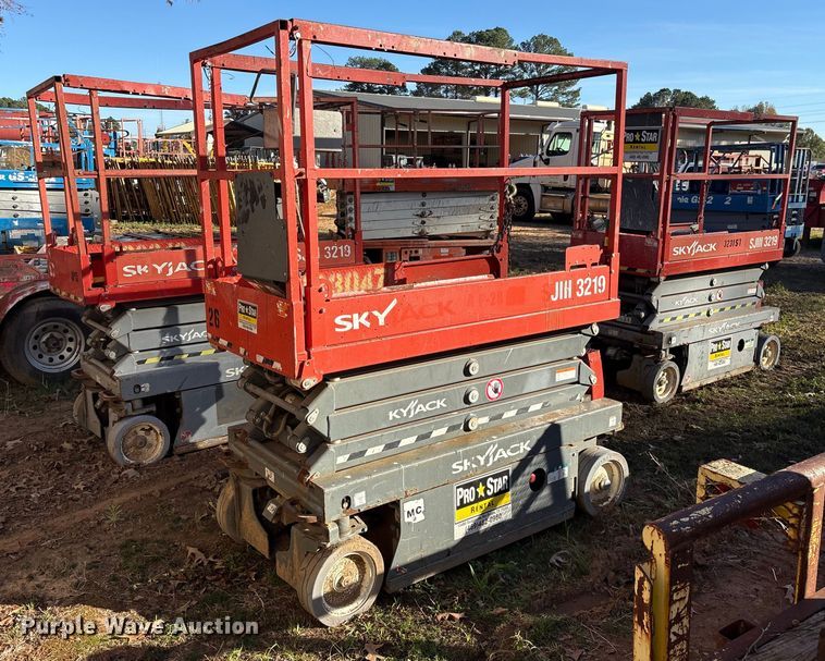 image for item ET7439 (3) Skyjack SJIII 3219 scissor lifts