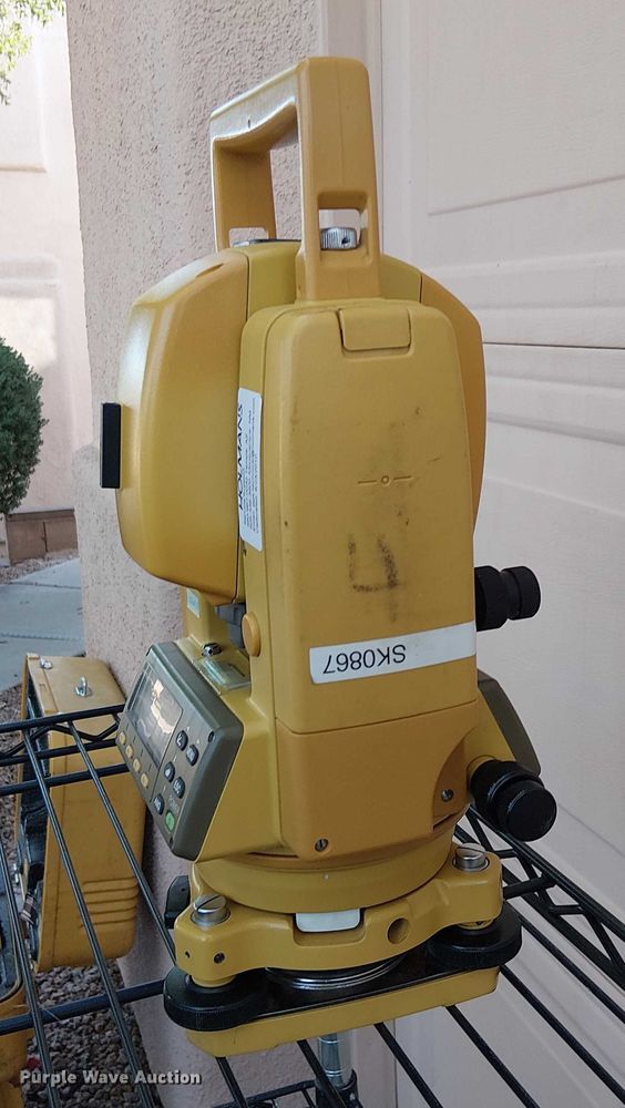 image for item EU2601 (2) Topcon total stations