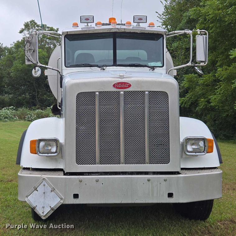 image for item EU3642 2011 Peterbilt 365 oil distributor truck