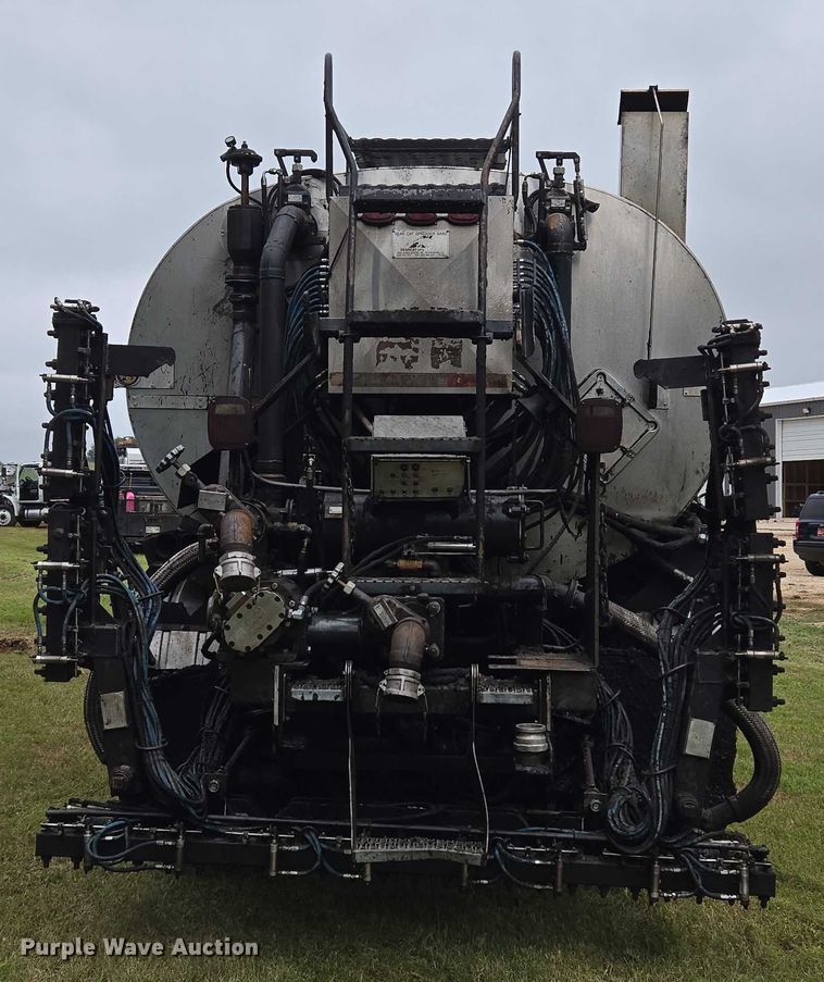 image for item EU3642 2011 Peterbilt 365 oil distributor truck