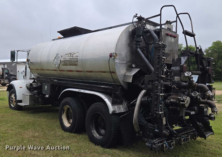 image for item EU3642 2011 Peterbilt 365 oil distributor truck