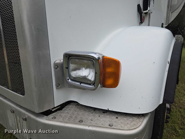 image for item EU3642 2011 Peterbilt 365 oil distributor truck