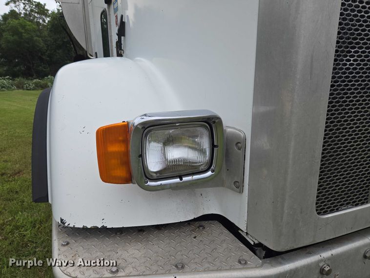 image for item EU3642 2011 Peterbilt 365 oil distributor truck