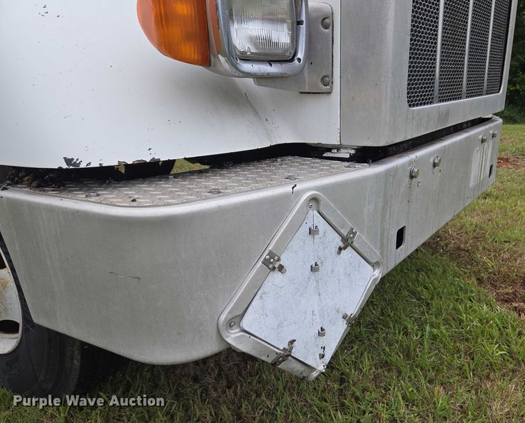 image for item EU3642 2011 Peterbilt 365 oil distributor truck